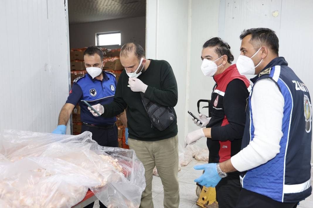 Tarihi geçmiş 25 ton tavuktan; Sucuk, pastırma, döner üretmişler! Kapılarına mühür vuruldu 1